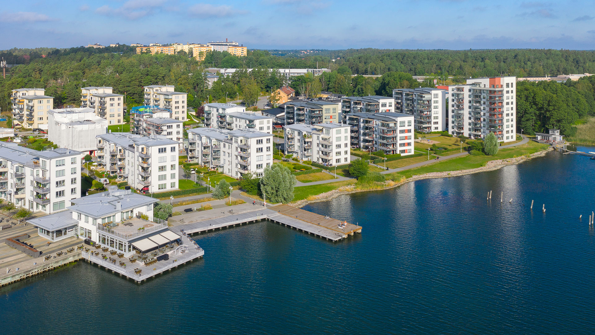 Flygbild av ett bostadsområde vid vatten